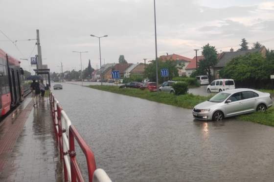 pre 12 okresov slovenska plati vystraha pred povodnami mimoriadnu situaciu hlasi 35 obci