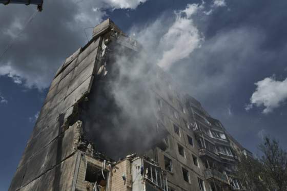 rusky raketovy utok na obytne budovy na ukrajine si vyziadal ludske zivoty a desiatky zranenych
