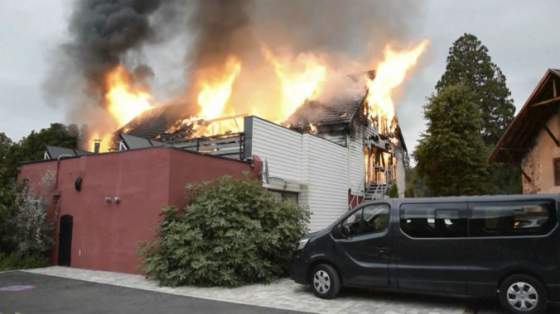 poziar rekreacneho domu vo francuzsku si vyziadal 11 obeti dalsi zraneni boli prevezeni do nemocnice