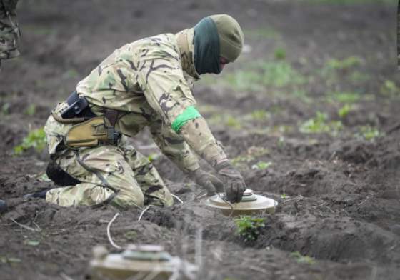 ukrajinske ozbrojene sily zneskodnili viac ako tisic min v oslobodenych oblastiach nastrazili ich ustupujucu ruski vojaci