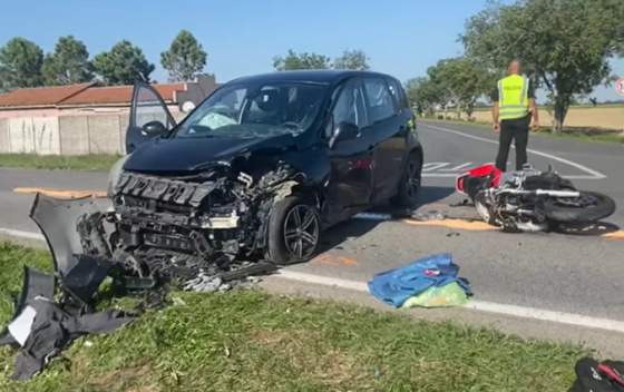 Trnavskí policajti hlásia už tretiu dopravnú nehodu, vodička nedala prednosť a motorkára pripravila o život (video)