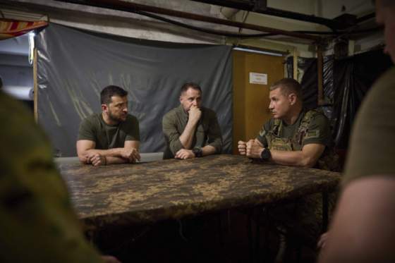 prezident zelenskyj navstivil vojakov v doneckej oblasti foto