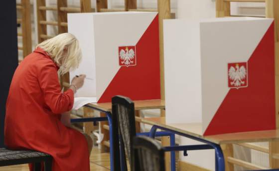 polski poslanci schvalili vladny plan usporiadaju kontroverzne referendum spolu s parlamentnymi volbami