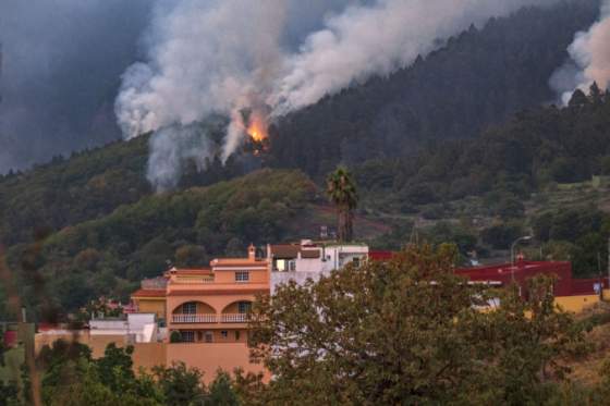 Požiar na ostrove Tenerife si vyžiadal evakuáciu tisícov ľudí, čísla čoskoro prekonajú aj Rodos