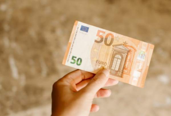 Minimálna mzda sa na Slovensku zvýši o 50 eur, vzrastú aj ďalšie platové nároky 