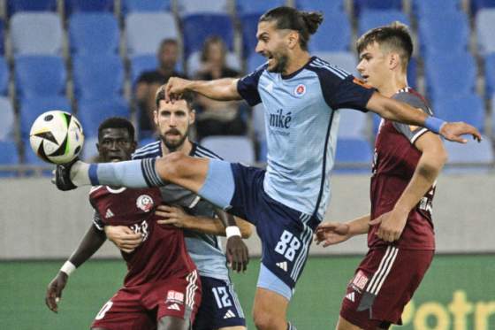 slovan triumfoval na podbrezovou a je nadalej stopercentny trencin uspel aj napriek cervenej karte pre emeku fotografie