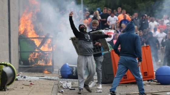 vytrznici sa pokusili vtrhnut do hotela pre ziadatelov o azyl v britskom rotherhame zasahovala policia