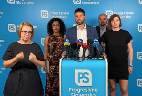 ficova vlada podla progresivcov v lete rozklada stat a prezident mlci opozicne protesty sa vratia do ulic video