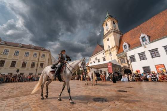 zazite jedinecnu atmosferu korunovacii v meste s 300 rocnou korunovacnou tradiciou