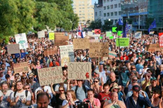 slovensko nepatri vlade na protest v bratislave prislo priblizne 18 tisic ludi