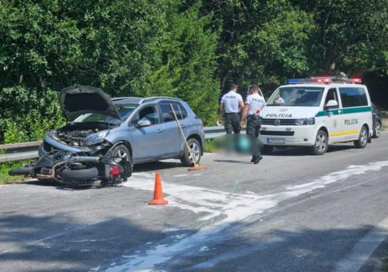 Tragická nehoda na Liptove, motorkár prešiel do protismeru a zrazil sa s autom (foto)