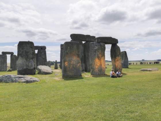 stonehenge odkryl dalsie tajomstvo podla vedcov jeden z centralnych kamenov pochadza az zo skotska