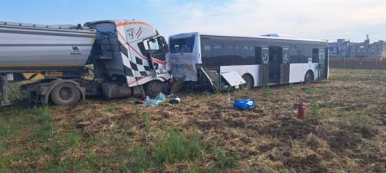 pred turnou nad bodvou sa zrazil kamion s autobusom k nehode vyslali sest ambulancii a vrtulnik