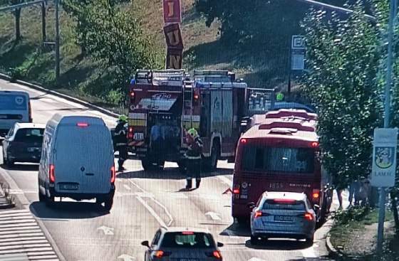 auto pri nakupnom centre v lamaci narazilo do zastavky mhd premavka je tam obmedzena foto