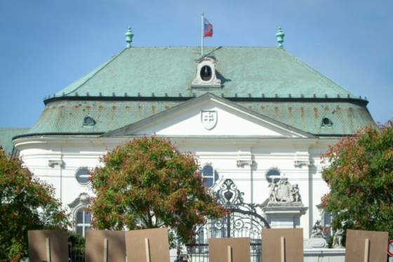 predstavitelia benatskej komisie pridu diskutovat o fungovani mimovladok a tiez o zmenach ustavy