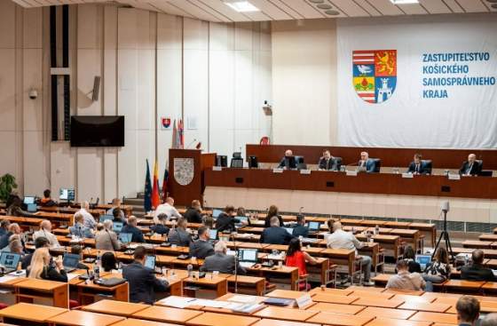 zastupitelstvo kosickeho kraja rokovalo najma o uprave rozpoctu zasadnutie vsak sprevadzala protestna akcia video foto