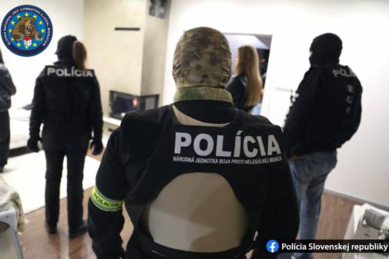 Foto: Policajti zasahovali v okrese Galanta, akcia súvisela s trestným činom prevádzačstva