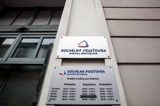 Sociálna poisťovňa využila na vyplácanie dôchodkov takmer deväťsto miliónov eur z iných fondov