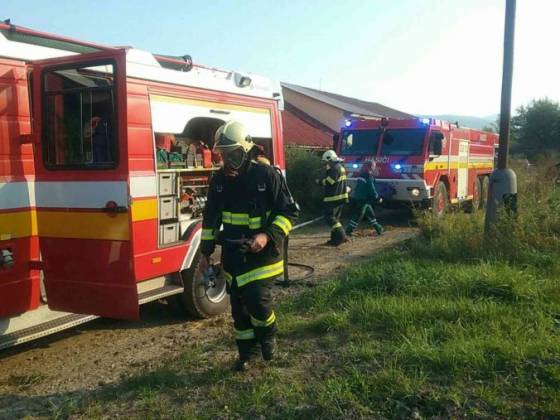 Plamene zachvátili nakladač v maštali a požiar sa rozšíril aj na strechu, zasahovali hasiči (foto)