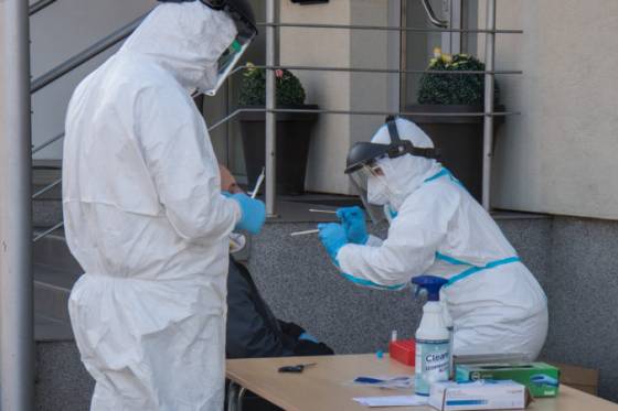 epidemiologicka situacia v trnave sa zhorsuje krizovy stab prepina covid semafor na cervenu