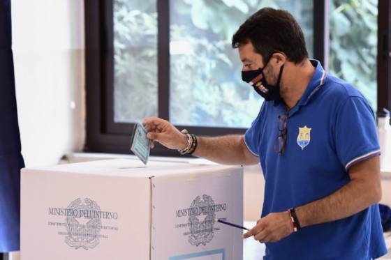 Taliani zredukujú parlament, ľudia v referende podporili zrušenie viac ako 200 kresiel