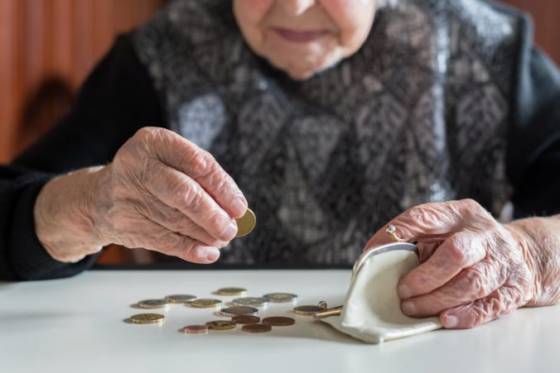 Poberatelia dôchodkov prídu exekučnou zrážkou v priemere o 58,54 eura