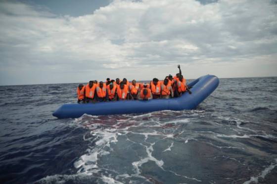 Do anglického Doveru neprestávajú prúdiť cez Lamanšský prieliv migranti, v prístave vraj vládne chaos