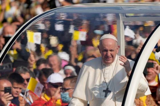 papez frantisek prisiel do presova v predstihu pred svatou liturgiou pozdravil z papamobilu tisice ludi video foto