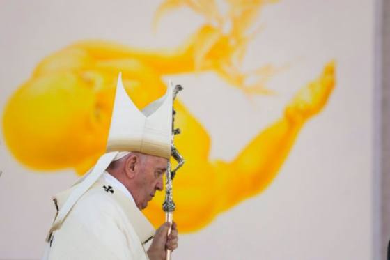 papez frantisek dostal od zupana viskupica keramicku plastiku baziliky v sastine symbolizuje solidaritu i nadej