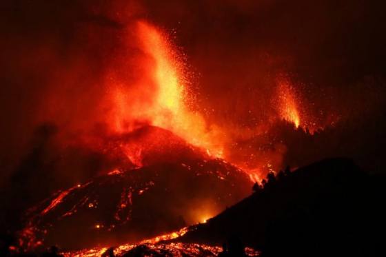 erupcia sopky na kanarskych ostrovoch moze trvat aj mesiace lava uz smeruje k moru video