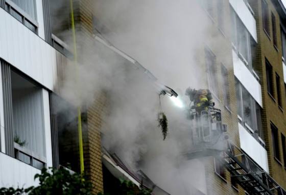 bytovkou v goteborgu otriasol mohutny vybuch pri explozii sa zranili desiatky ludi video foto