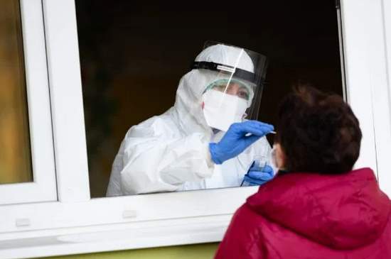 Koronavírus: Na Slovensku opäť pribudli úmrtia, stovky nakazených a výrazne stúpol aj počet hospitalizovaných 