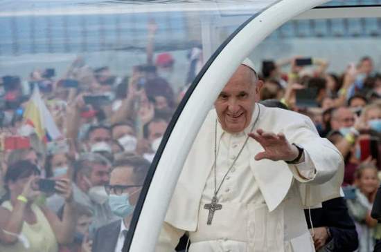 Pápež František odslúži slávnostnú svätú omšu v Šaštíne a odletí do Ríma