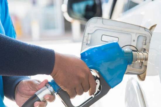 Benzíny by nemali na slovenských pumpách zdražieť, ceny sú však podľa analytičky vyššie ako vlani 