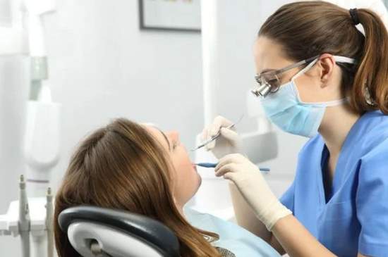 Chodíte pravidelne na dentálnu hygienu? Podľa dát VšZP ju zanedbáva až 85 percent dospelých 
