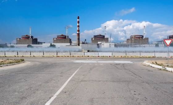 rusi spustili minometnu palbu na zaporozsku jadrovu elektraren zasiahli aj obytne stvrte v meste enerhodar