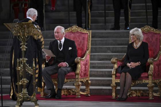 britsky kral pojde v slapajach svojej matky pred zakonodarcami sa zaviazal k nesebeckej sluzbe video
