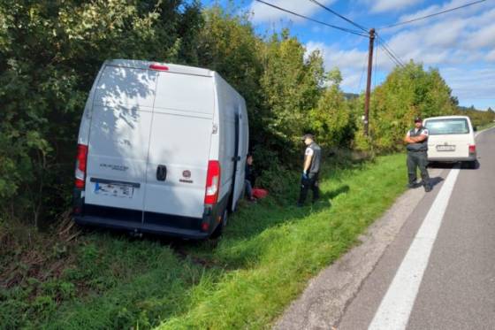 vodic prevazal vo fiate ducato 19 syrcanov a nechcel zastavit policajtom za jazdy vyskocil z auta a usiel