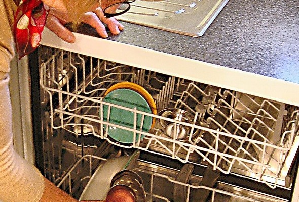Trik, vďaka ktorému bude vaša umývačka žiariť čistotou