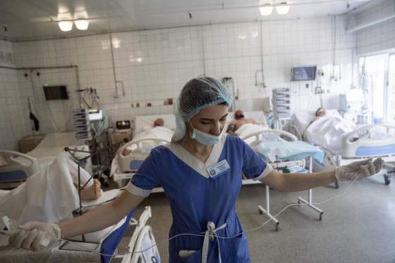 ukrajinske zdravotnicky a farmaceutky musia od oktobra zostat vo vlasti mozu ich povolat do armady