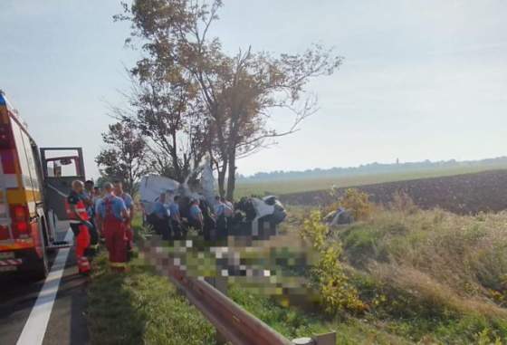 Nehodu na diaľnici D1 v smere z Bratislavy do Trnavy neprežilo niekoľko ľudí (foto)