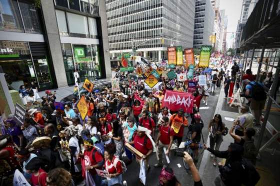 desattisice ludi sa v new yorku zucastnili protestu proti fosilnym palivam ziadali vyhlasenie stavu klimatickej nudze