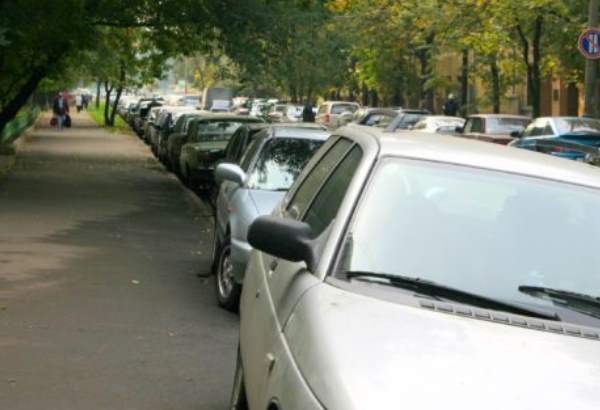 Bratislava vybrala niekoľko lokalít, kde bude možné parkovať na chodníkoch 