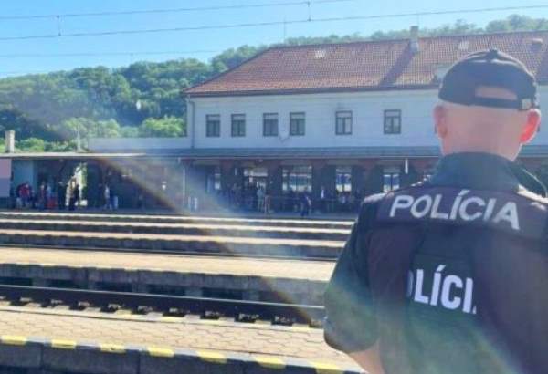 emailovy zart zastavil elektricky aj vlaky takmer na celom slovensku pachatelovi hrozi trest az pat rokov