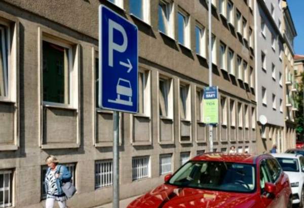 Ako bude polícia riešiť neoprávnené parkovanie na chodníkoch? V Bratislave najprv napomenutím, tvrdí Vallo 
