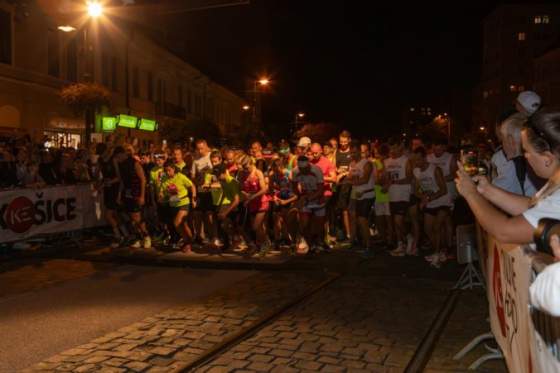 jubilejny desiaty rocnik podujatia kosice night run prilakal az dve tisicky bezcov