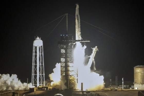 miliardar isaacman v rakete firmy spacex opat vystartoval na obeznu drahu foto