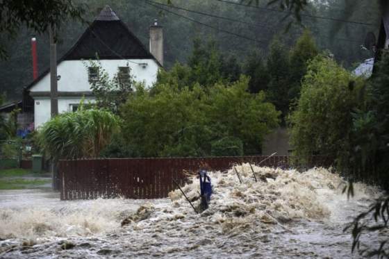 muz spadol pri upratovani naplavenin do rozvodneneho potoka uz sa nevynoril