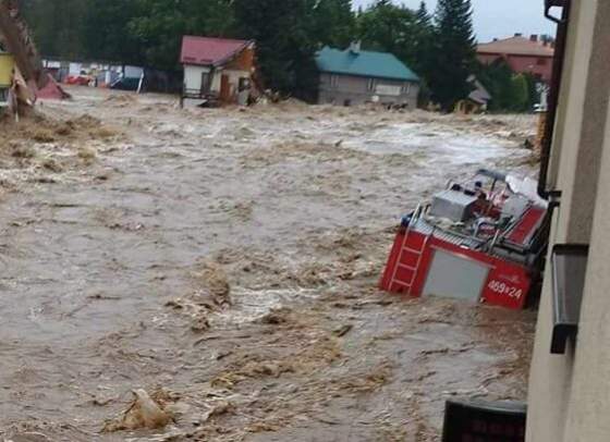 zaplavy pustosia aj juhozapad polska v meste stronie sl skie sa pretrhla hradza prud vody strhol cele hasicske auto video foto