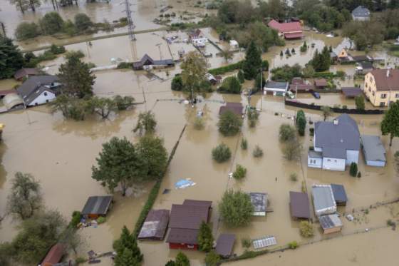 povodnova situacia v cesku sa skomplikovala na rieke odra v ostrave sa pretrhla hradza foto